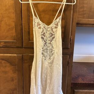 Dainty cream color lace nitie.🌹with criss cross back for a sexy look.